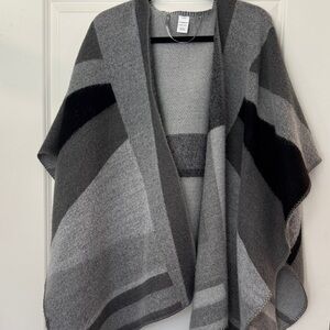 Liz Claiborne Gray Knit Cape